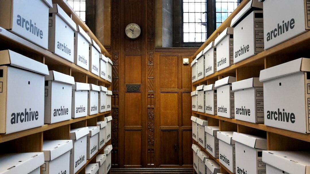 Sala de archivo antigua con estanterías de madera llenas de documentos históricos