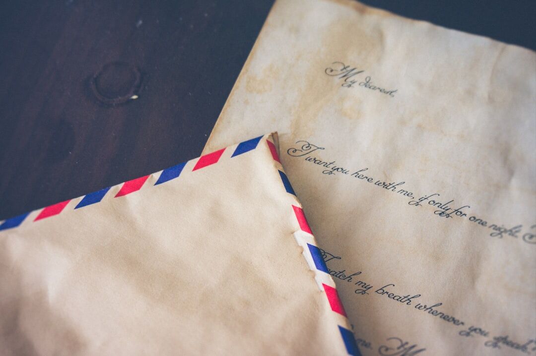 Fotografía de cartas antiguas y un sobre lacrado sobre un escritorio de madera