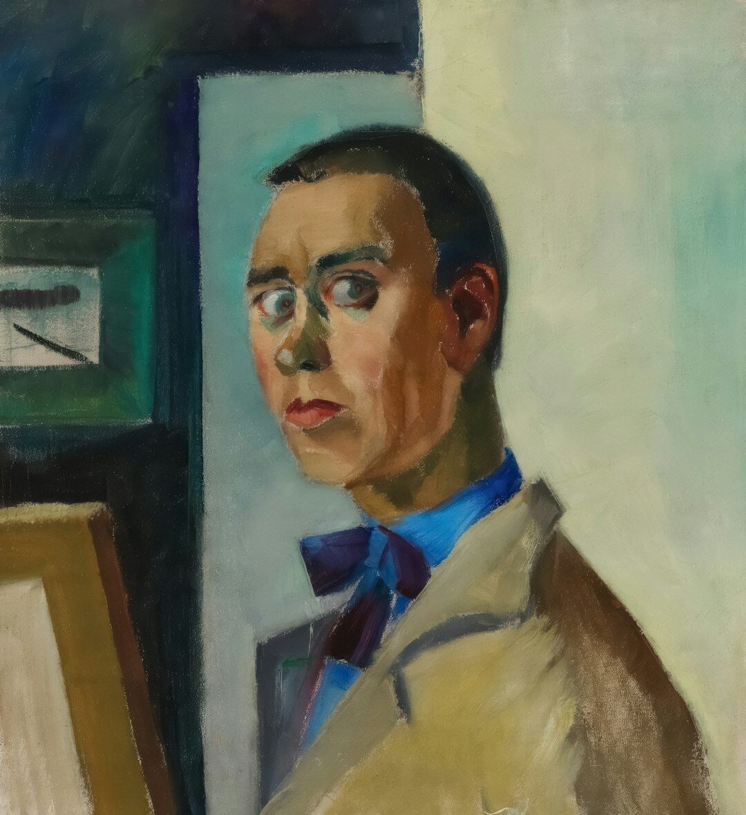 Retrato de un hombre argentino de unos cincuenta años, historiador, con anteojos y cárdigan