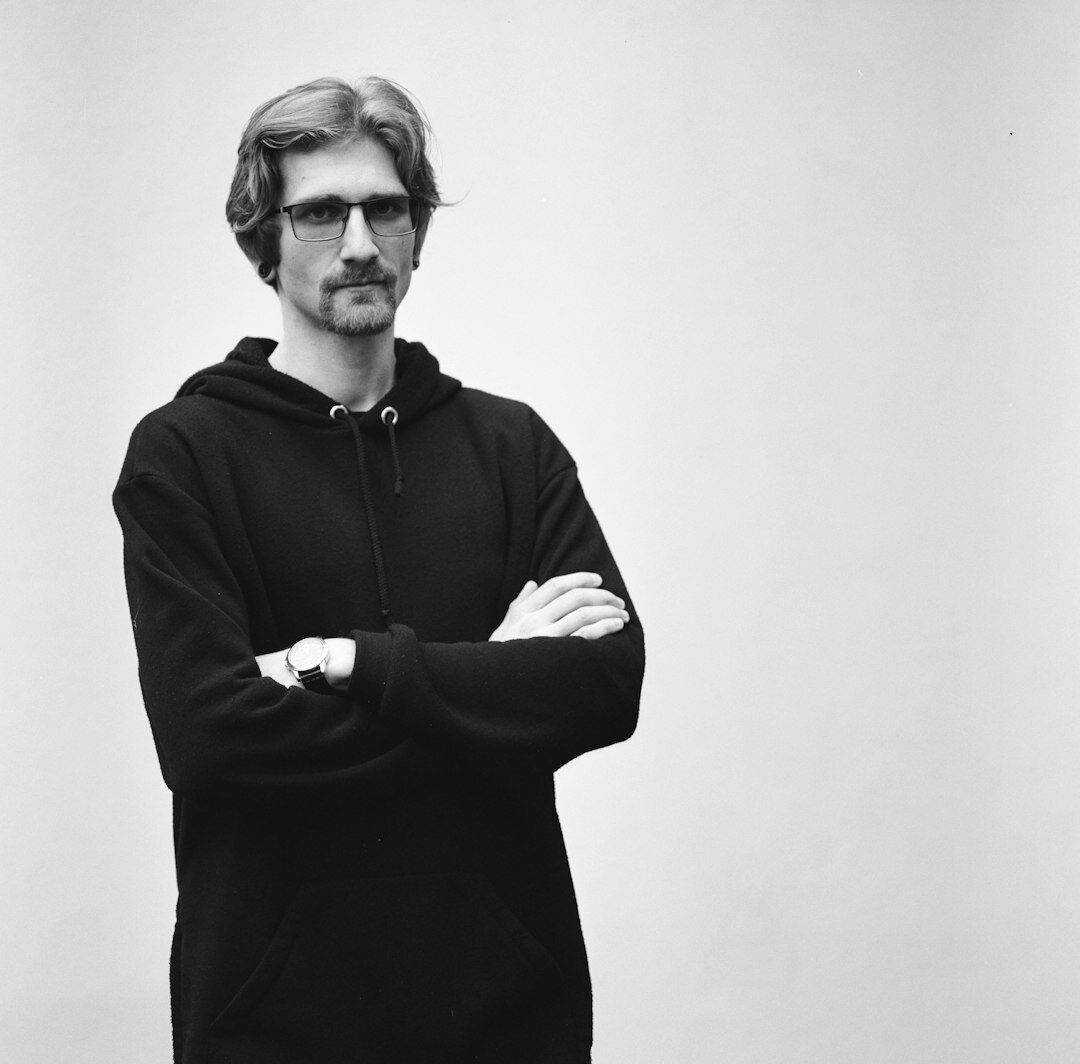 Retrato de un hombre argentino de unos cuarenta años, editor, con barba y sweater